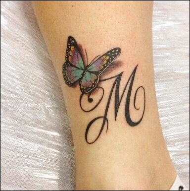 Tatuaje de mariposa con iniciales