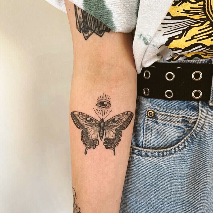 Tatuaje de mariposa con ojos