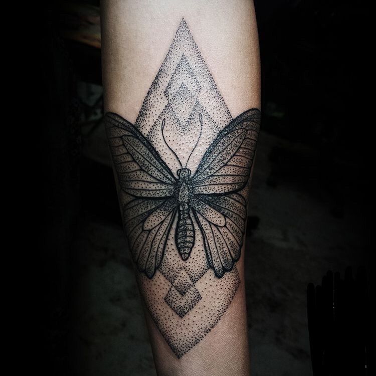 Tatuaje de maripoas con puntillismo